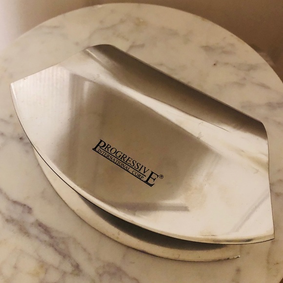 (BUNDLE) Hammered silver tone ice 🧊 bucket with ice crusher - for home bar - Picture 8 of 9